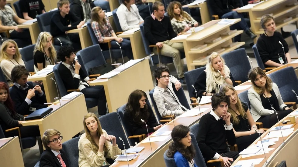 Unga i dag har sämre möjligheter att påverka lokala beslut jämfört med 2015, skriver Lena Nyberg. (Bild från en så kallad ungdomsriksdag.)