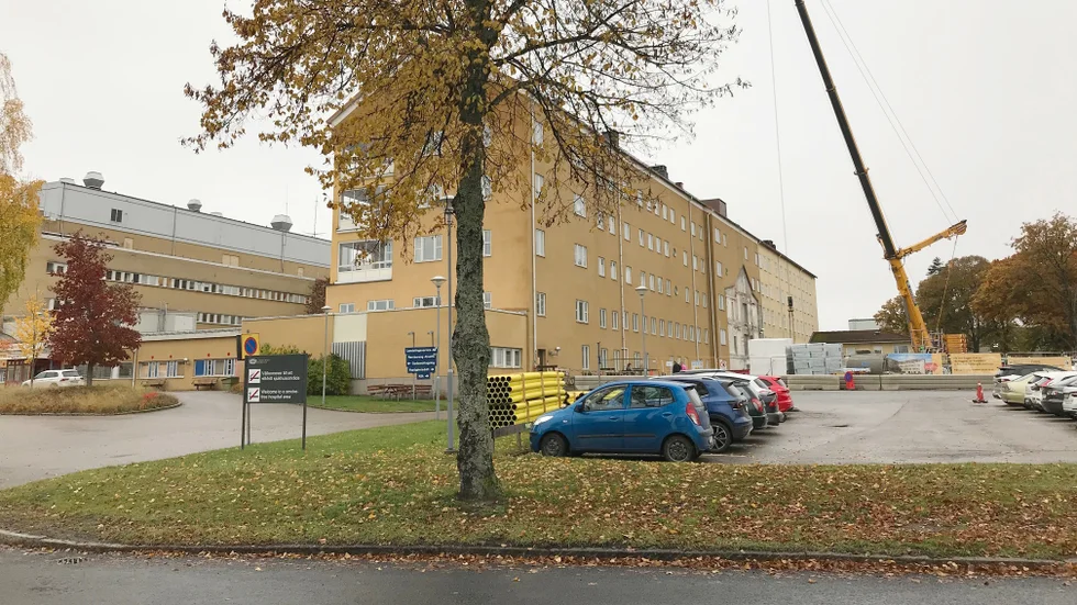 Ett antal parkeringsplatser intill Akutens entré försvinner i och med nybygget.