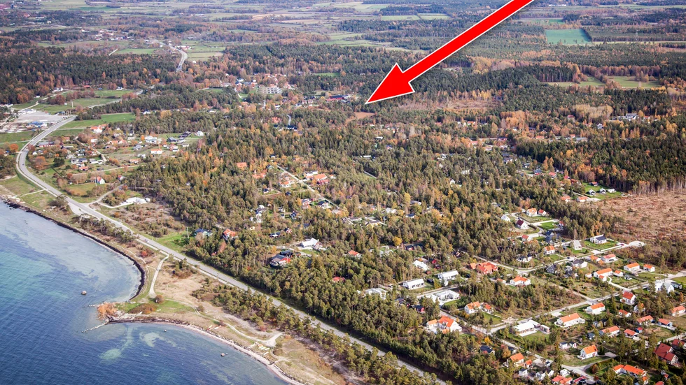 Pilen visar platsen för tomten där bolaget villa bygga de 31 villorna.