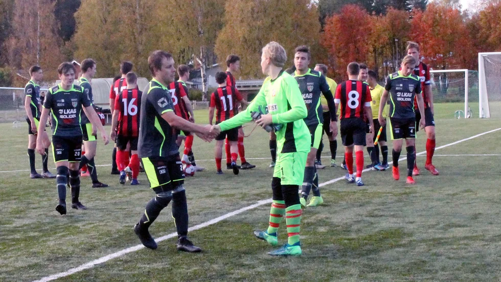 Tack för i år. Mikael Jannok tackar Sävastmålvakten Albin Runelöv efter matchen.