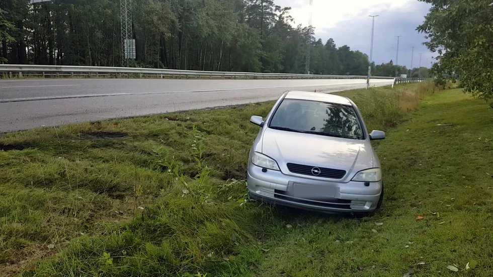 Bilen hamnade i diket vid Vallarondellen på tisdagen.