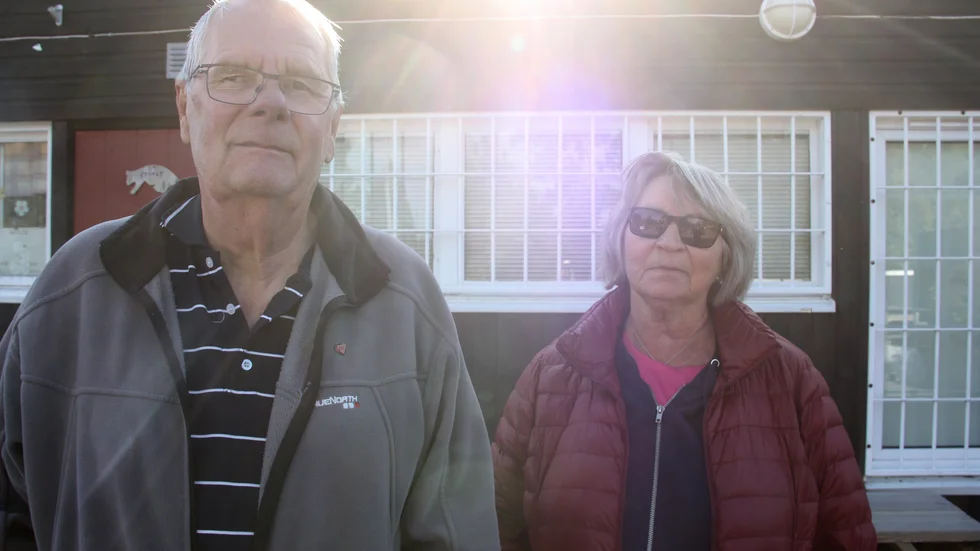 Nisse Eriksson och Kaija Harju fick lämna lägenheten i de kläder som de fortfarande har på sig.