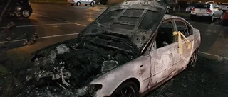 Bil sattes i brand på parkering