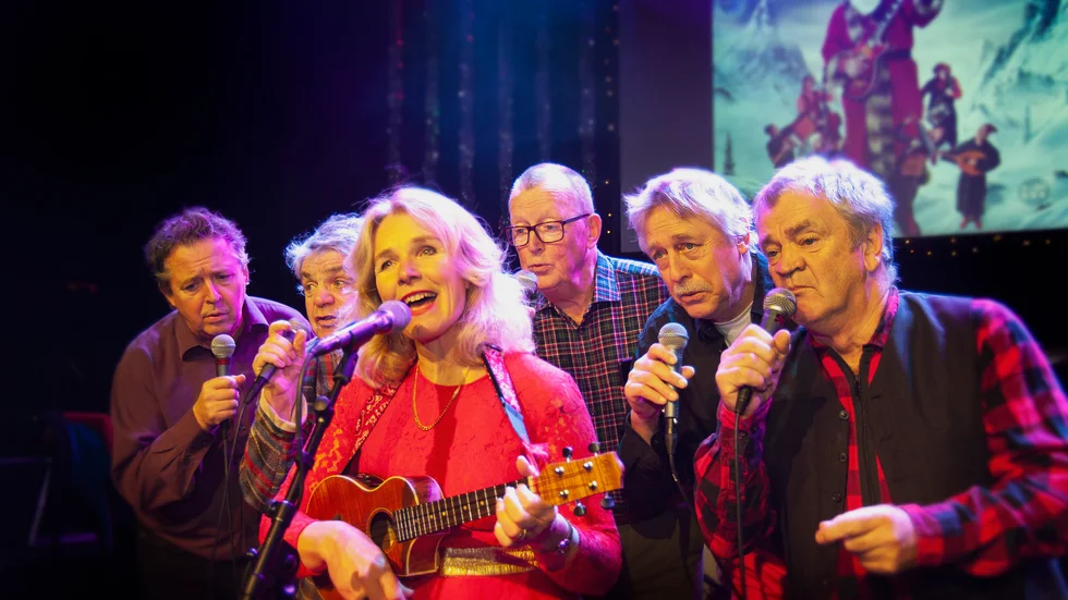 Så här brukar det se ut när Play it Santa-gänget showar på Regina. Från vänster: Erik Lidholm, Paul Kessel, Anna-Karin "ako" Nytell Oldeberg, Björn Sjödin, Grosse Grotherus och John Fiske.