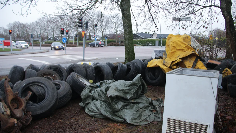 Däck efter däck, några vitvaror och annat skräp har dumpats i korsningen Västerleden/Doktor Westerlunds gata/Havsörnsgatan.