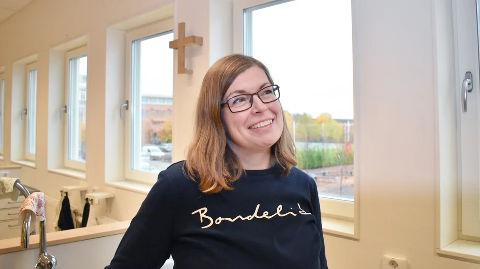 Gunilla Johansson lever en stor del av sitt liv i frikyrkans lokaler.