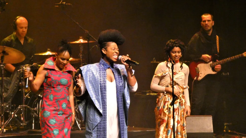 Assitan “Mamani” Keïta, Tiguidanké “Niariu” Diallo och Ahouéfa “Fafa” Ruffino tillsammans med två av musikerna i Konserthuset.