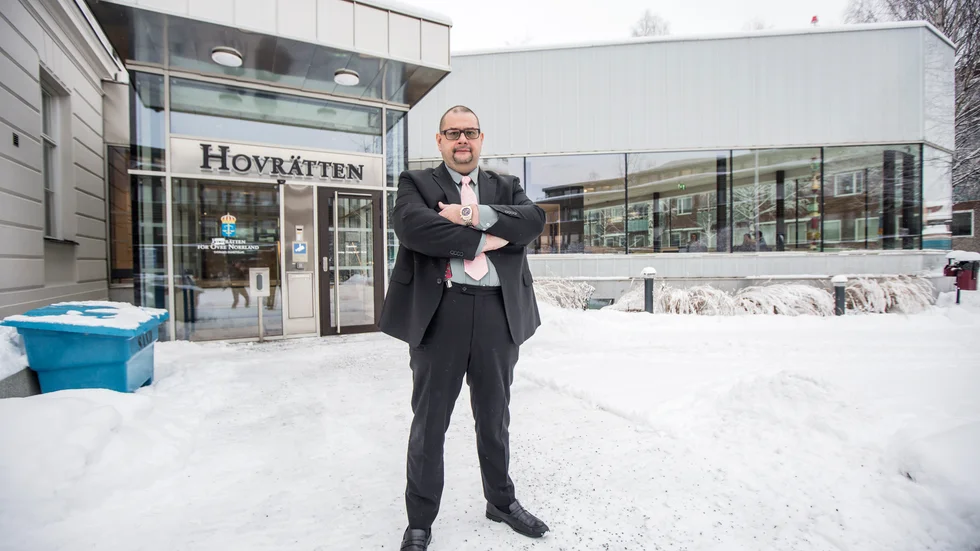 Marko Tuhkanen tycker att det som hänt skadar förtroendet för rättsväsendet. "Domaren kan ju ringa till åklagaren och fråga hur man ska döma, om det ska vara på det här sättet", säger han.