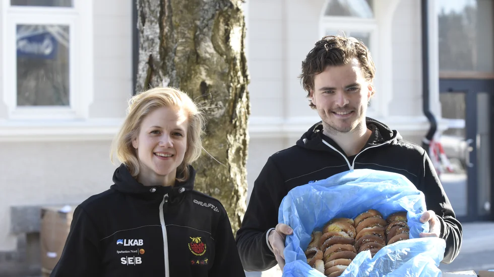 Johanna Fällman och Oscar Engsund levererade inga smörpassningar på fredagsförmiddagen, men väl 700 bullar till Örnens vård- och omsorgsboende.