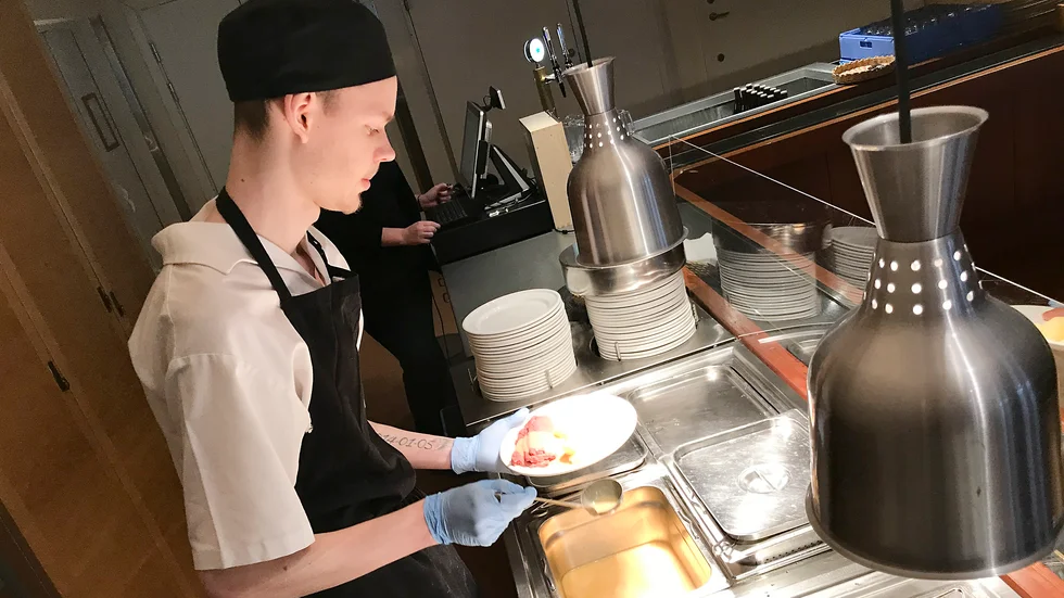 Erik Fryklund går till vardags på Lindengymnasiet men gör sin praktik på Safiren. Han lägger upp maten på tallrik till gästerna. Den här tisdagen står oxbringa på menyn.