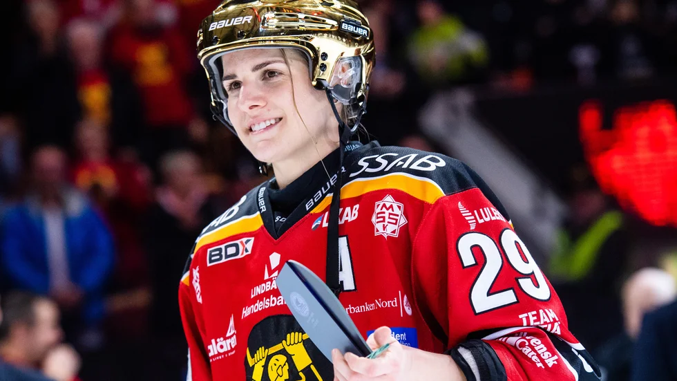 Emma Nordin efter förra årets SM-guld. Under onsdagen inleder hon och Luleå/MSSK jakten på ett nytt guld när den första finalmatchen mot HV71 spelas på hemmaplan.