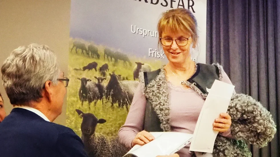 En glad Eva Twengström, Sindarve lammgård, blev svensk mästare i lammskinn på Skinn-SM i Tranås på söndagen.