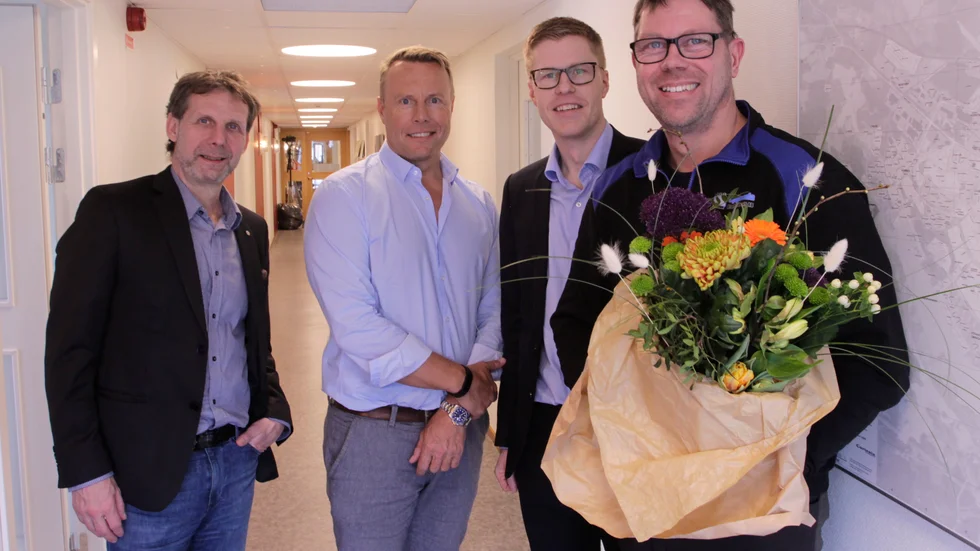 Pär Knutsson och Jim Lindström från Företagarna KFV överraskade årets företagare Andreas Svedberg under onsdagen. Senare anslöt även näringslivschefen Stefan Toll till hyllningskommittén.
