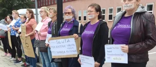 Tyst protest utanför polishuset i Motala 