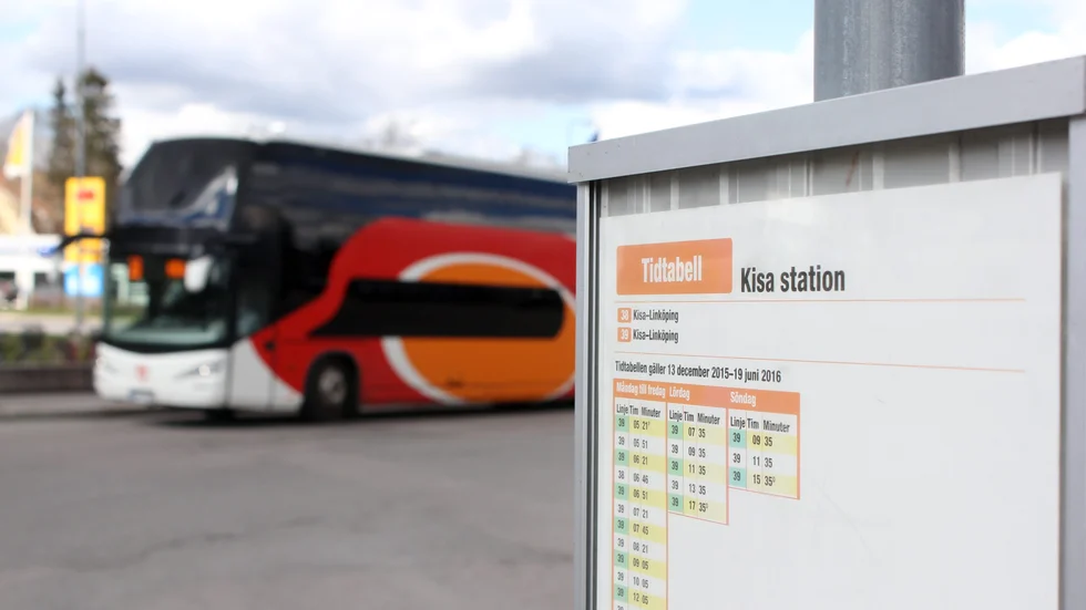 Folkhälsomyndigheten avråder från resande. Men bussar och tåg kommer fortsätta gå i Östgötapendelns regi. Dock kan tidtabellerna förändras. "Vi försöker upprätthålla en trafik som gör att människor kan ta sig till och från jobbet", säger Östgötatrafikens kommunikationschef Eva Jylltorp. 