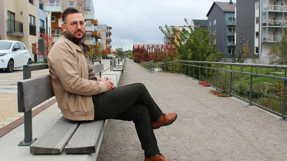 Kommunalrådet Muharrem Demirok (C) tycker att mycket blivit bra i Vallastaden. Men dagtid känns stadsdelen ganska öde och många butikslokaler står tomma.