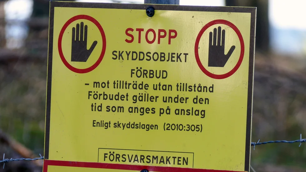 En 62-årig man tog sig in på militärt skyddsområde och åtalas nu.