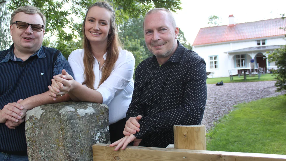 Ägartrion för Mossebo gästhem är intresserade av att ta över driften för Gullringens vandrarhem. Andrew Johnston (till vänster) kommer att arbeta fram hyresvillkor tillsammans med en arbetsgrupp från Gullringen fritidslokaler. I bild: Clara Rylander (i mitten) och Andreas Nibelius (till höger). 