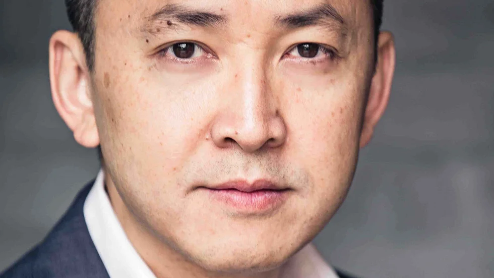 Viet Thanh Nguyen föddes 1971 i Vietnam men växte upp i USA. Han är författare och professor i etniska studier.