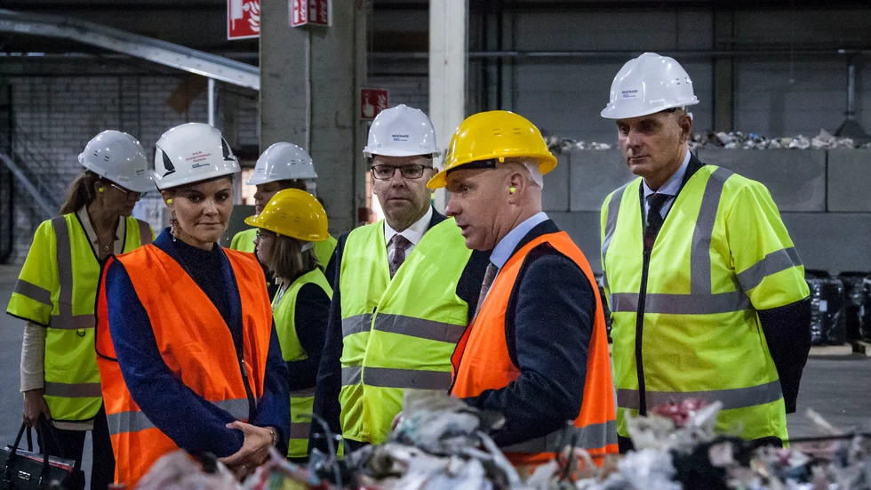 Kommunalrådet Kåre Friberg (M) följde intresserat samtalet med kronprinsessan på plats i fabriken.