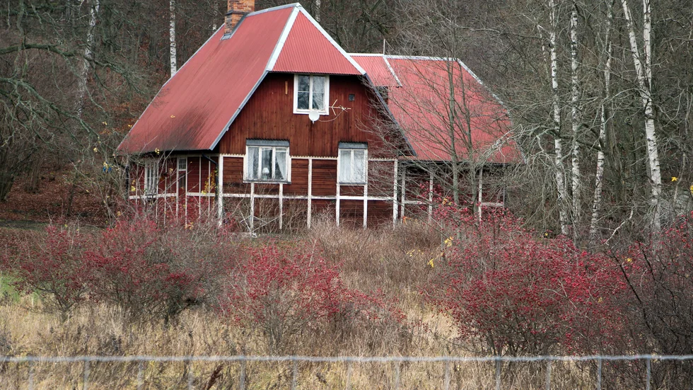 Stenkullens fruktträdgård anlades 1896. Den röda byggnaden har tidigare varit musteri. Framöver kan Ostlänken dras genom trädgården.