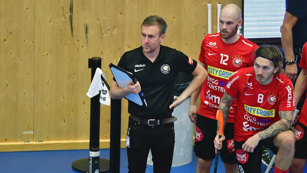 Storvretas tränare Andreas Harnesk och spelaren Jimmie Pettersson (8) drog inte jämnt och Pettersson lämnade mitt under matchen mot Jönköping.