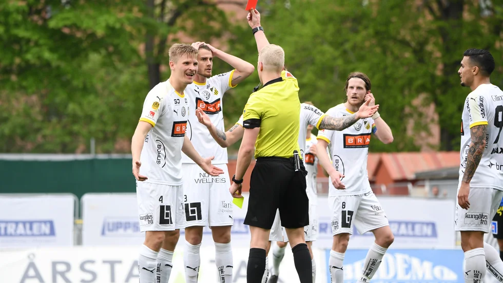 Adam Ladebäck delar ut rött kort till BK Häckens  Juhani Ojala i det allsvenska mötet Sirius-Häcken 2019.