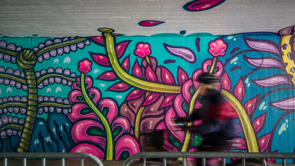 Man blir glad av att se målningen i tunneln, skriver Gunnel Haglund.