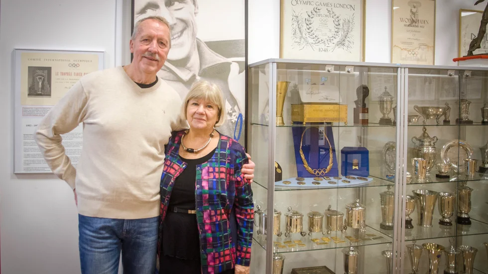 Hans Nilsson och Eva Andersson framför den digra medaljskörden på Stadsvakten. Medaljerna donerade Gert Fredriksson själv till kommunen.
