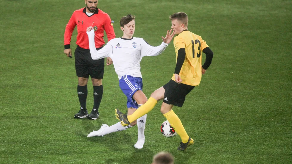 Nyköpings BIS mittfältstalang Gabriel Sandberg (nummer 13) under Distriktscupen i Eskilstuna. 