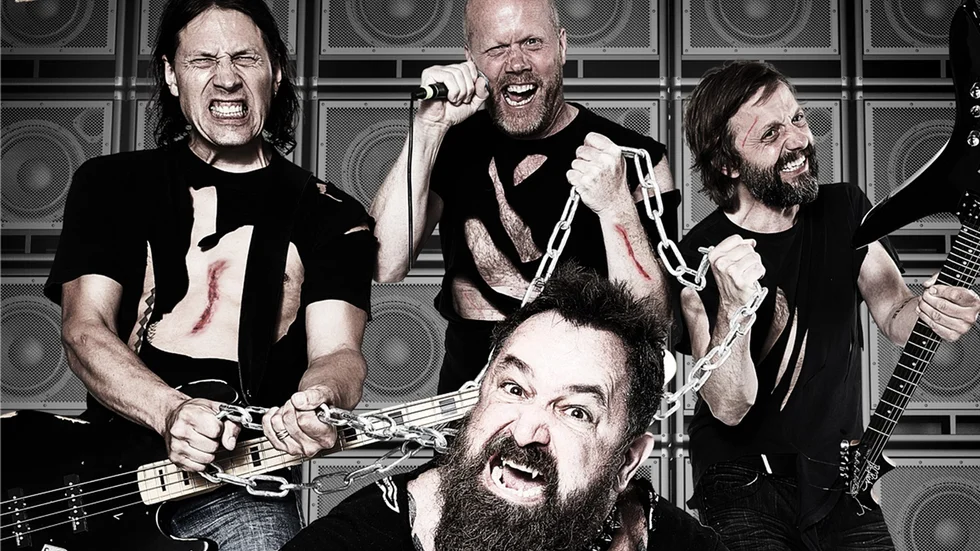 Mad Dog tolkar U2 på Rock am ringmuren. Från vänster Kalle Wiman, Pontus Wiman och Erik Björklund. Längst fram Timmy Skinner.