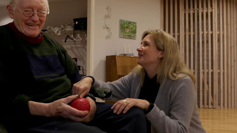 Konstnären Harald Norrby bor på Gotlands sjukhem. Verksamhetschefen Kerstin Ahlqvist till höger. 