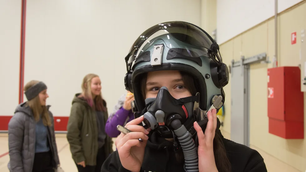 Maja Åsell prövar pilotens hjälm.