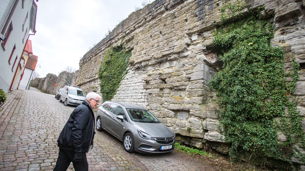 Den 13 mars 2019 fick Åke Lyberg en otrevlig överraskning när hans bil, som stod parkerad intill ringmuren på Södra slottsgränd i Visby, hade skadats av en stor sten som lossnat från muren.
