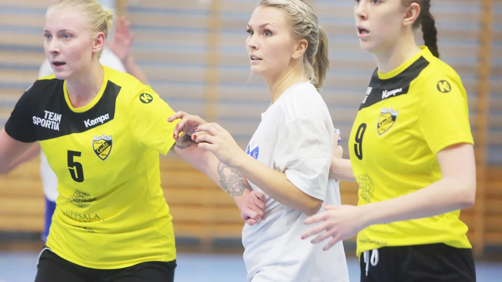 Johanna Blixt (till vänster) och hennes lagkamrater i VIF Gute fick nöja sig med en poäng mot Haninge.