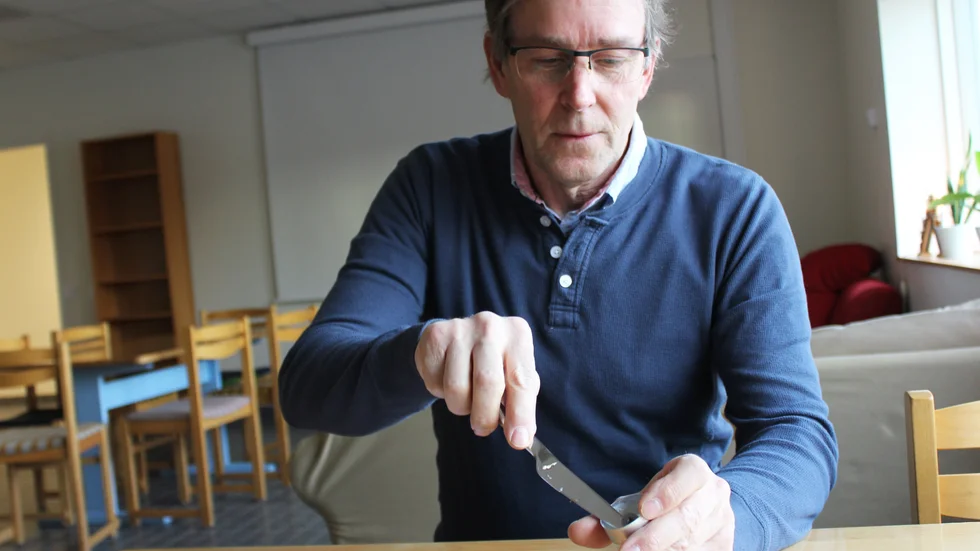 Innan man slänger värmeljus bör vekhållaren i botten plockas bort.