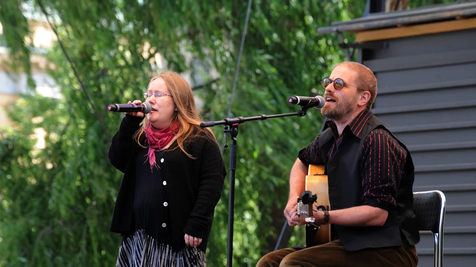 Daniel Östersjö och Elin Lyth spelar på kvällens releasefest.