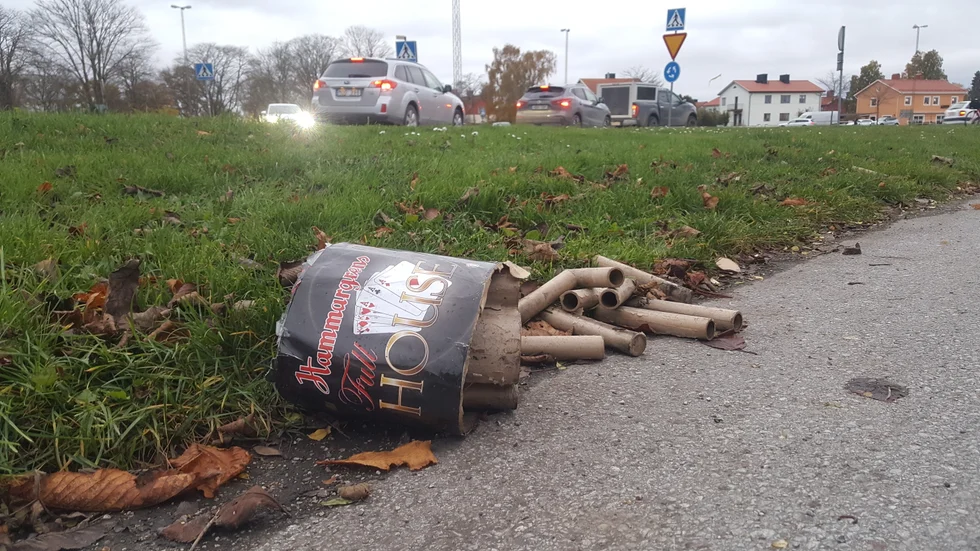 Morgonen efter Malmrosrondellen varit föremål för fyrverkeriskjutning låg resterna kvar i närheten. 