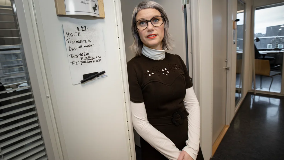 En 16-årig pojke i Uppsala är misstänkt för inblandning i fyra av de personrån mot ungdomar som utreds av åklagaren Liselott Herschend. 