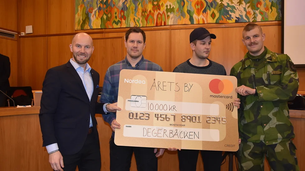 Pär Degerlund, Robin Nordberg och Johan Larsson tog emot priset från kommunalrådet Claes Nordmark (S) till vänster. Byn har jobbat hårt för att få fiber.  "Det har varit en lång process, men det är så med den här typen av infrastrukturer", säger Pär Degerlund. 
