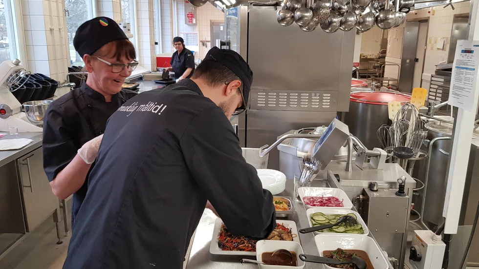 Kockarna Gunilla Bäckström och Mahmoud Kabab dukar fram väldoftande och aptitretande maträtter av dovhjort som skjutits under skyddsjakt i samhället.