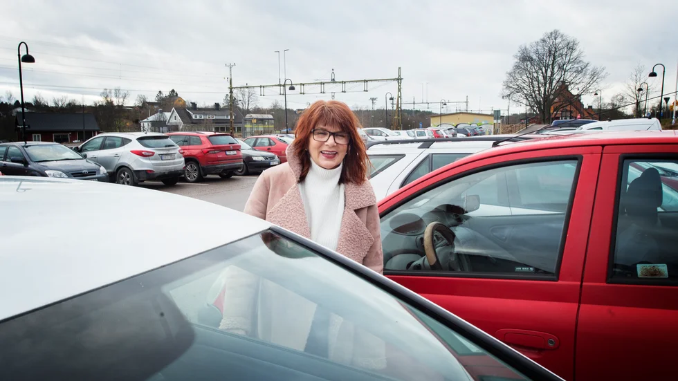 Ann Bäckman Barbäck tycker att det kan vara svårt att hitta en parkeringsplats när hon ska ta tåget upp till Stockholm.