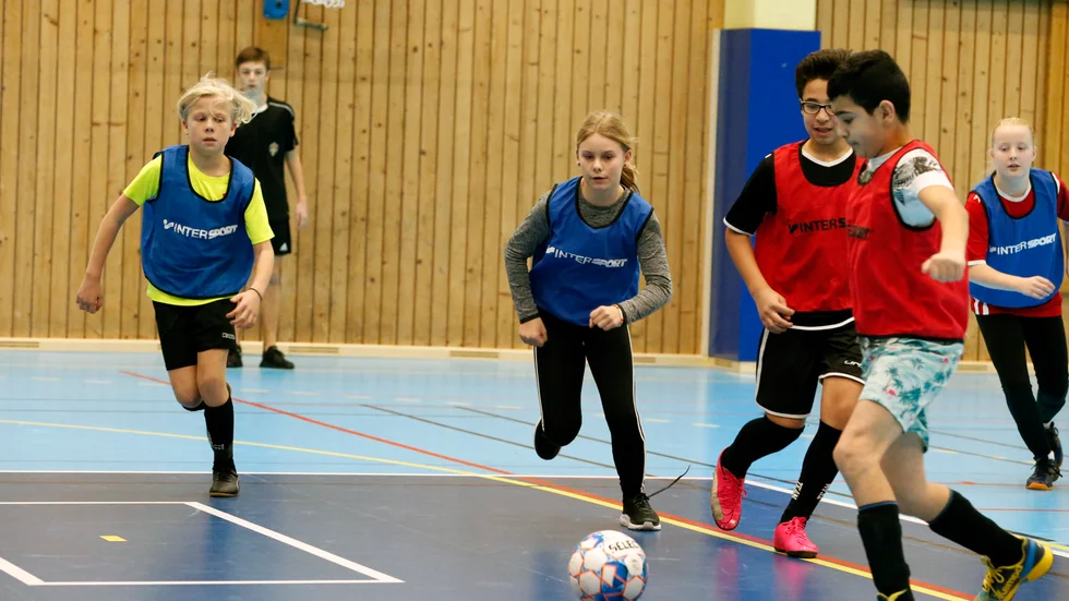 Ankarsrums årskurs 6, rött går till anfall mot Van Dijk, blått.