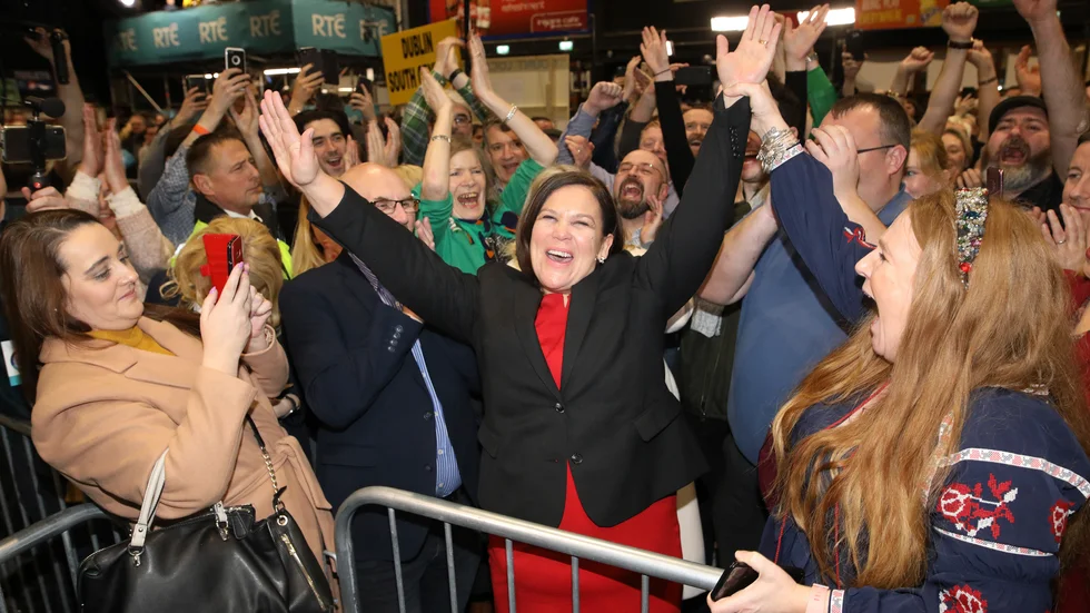 Sinn Fein-ledaren Mary Lou McDonald firar valsegern på Irland.