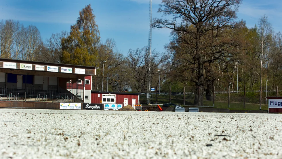 Det finns en risk att Bandyförbundet dömer ut isstadion som ospelbar, menar skribenten.