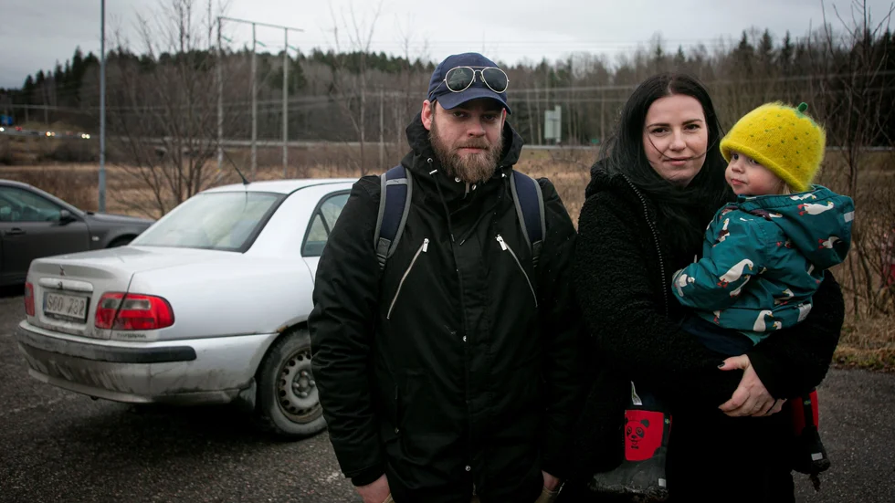 Tobias Söderberg  och Rebecca Themel med sonen Johannes 1,5 år är ledsna över stölden de blivit utsatta för. 