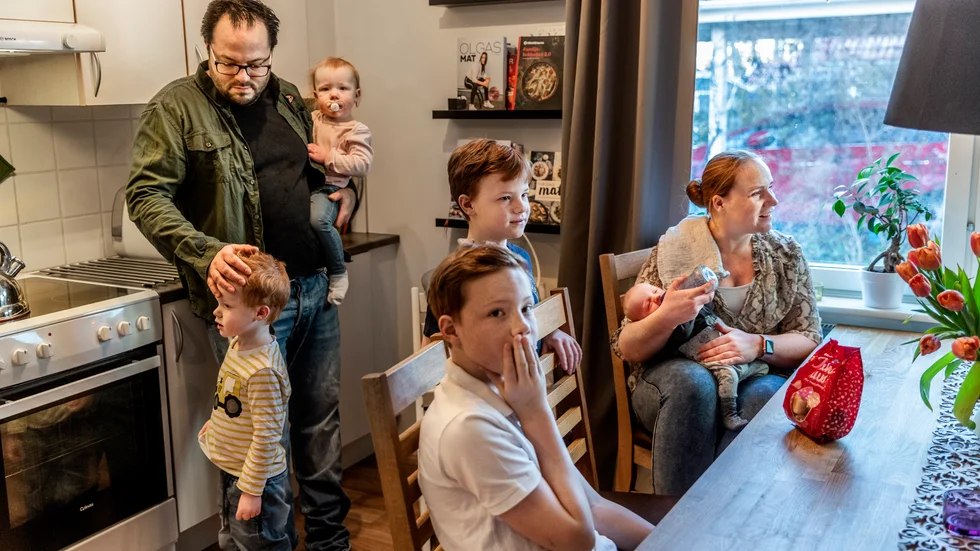 Först efter femte barnet kände sig familjen Eriksson i Vattholma komplett. Från vänster Robin med Rebekka i famnen och Lukas vid sin sida, Isak vid bordet med Elias bakom och Maria med nyfödde Filip.