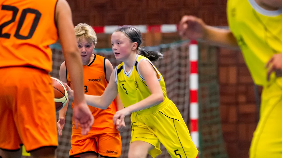 Linnea Lindqvist spelade med killarna i Motala baskets P07-lag. Det menade hon både var svårare och lättare än att spela med tjejer.