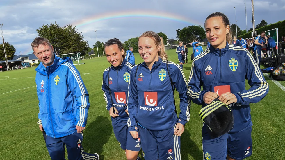 Förbundskaptenen Peter Gerhardsson med Julia Zigiotti Olme, Mimmi Larsson och Nathalie Björn under landslagets träning inför fotbolls-VM.