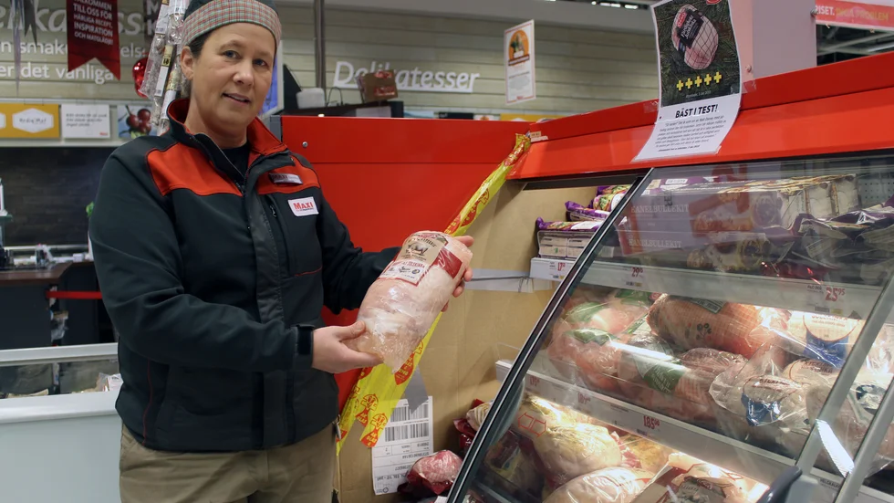 Monica Ljungkvist med en av butikens lite dyrare julskinkor.